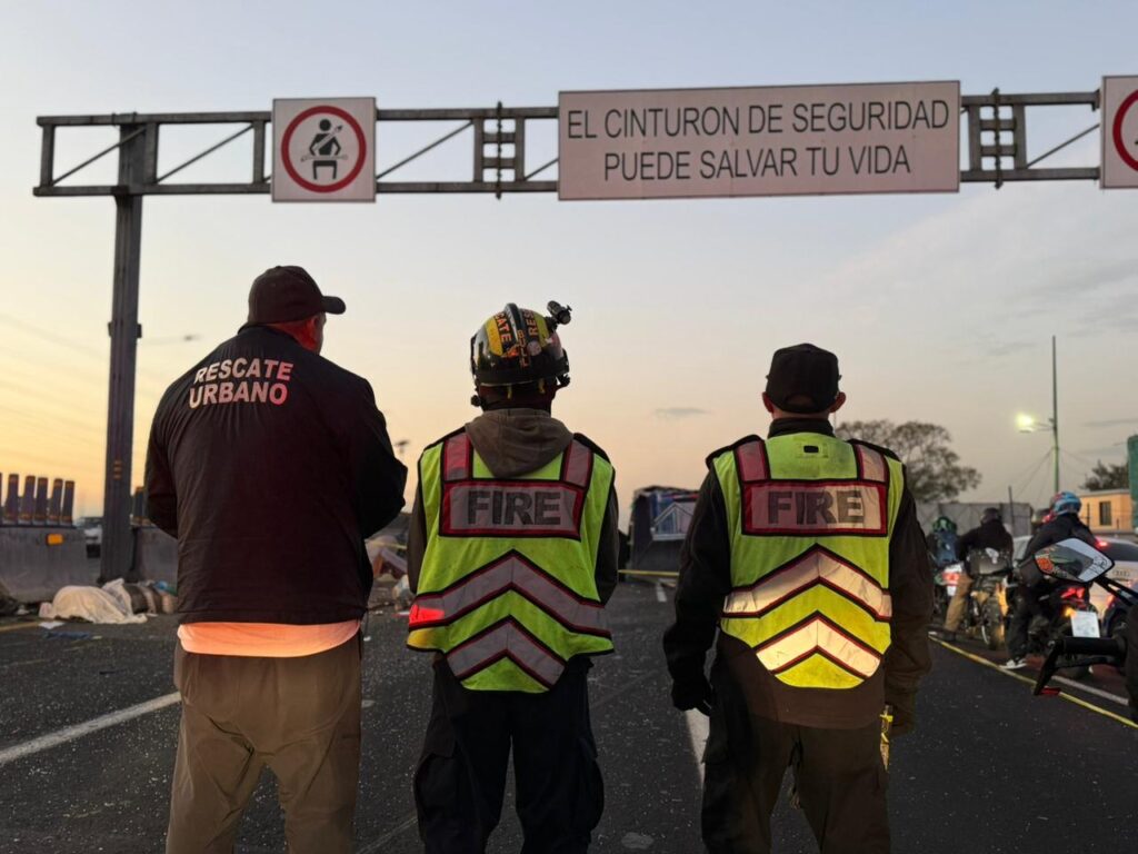 Atiende PC y Bomberos de Ecatepec volcadura en la México-Pachuca