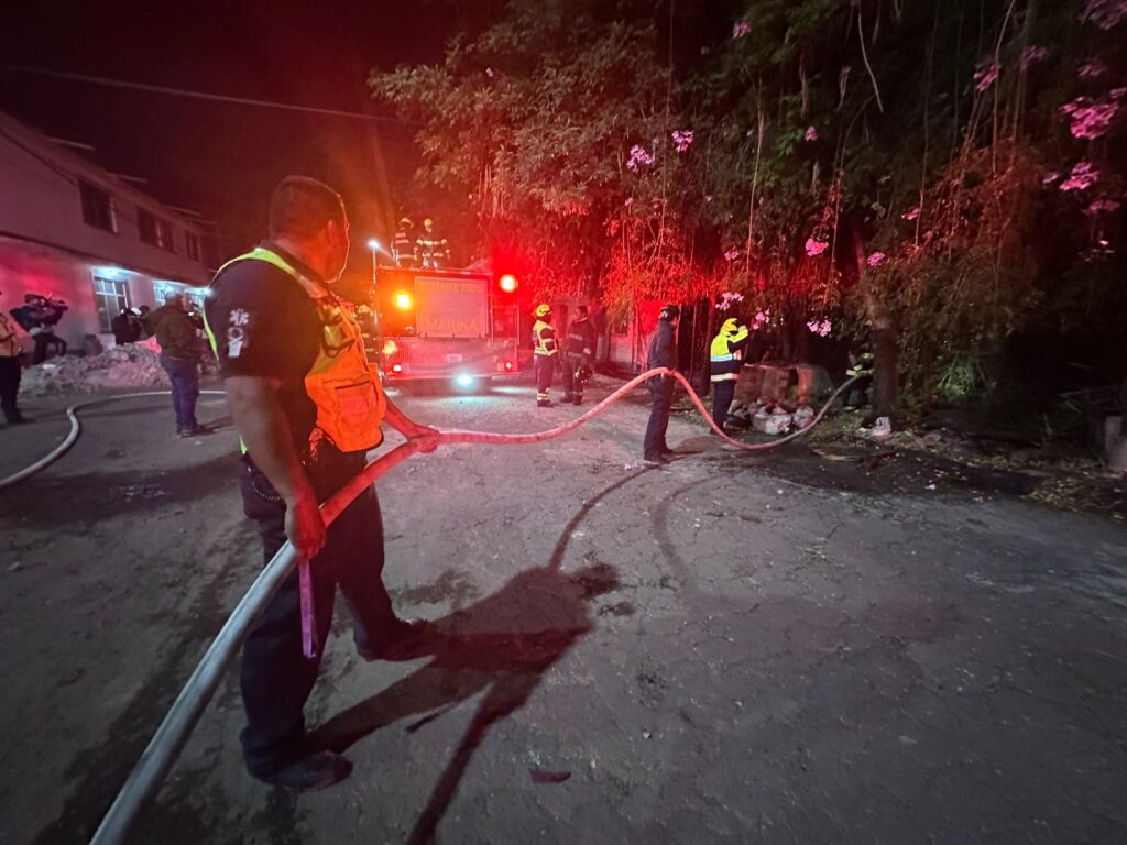 Bomberos de varios municipios atienden fuerte incendio en bodega de químicos en Xalostoc