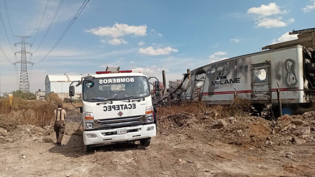 Bomberos mantienen vigilancia en fábrica incendiada de Xalostoc