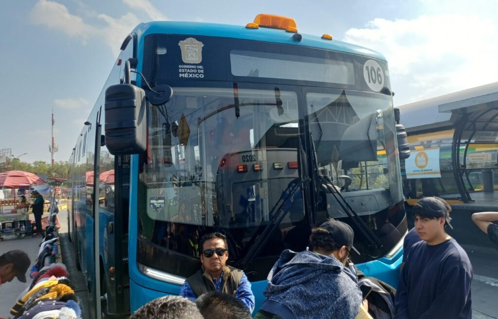 Protección Civil de Ecatepec atiende a mujer que resulta lesionada cuando Mexibús frena bruscamente