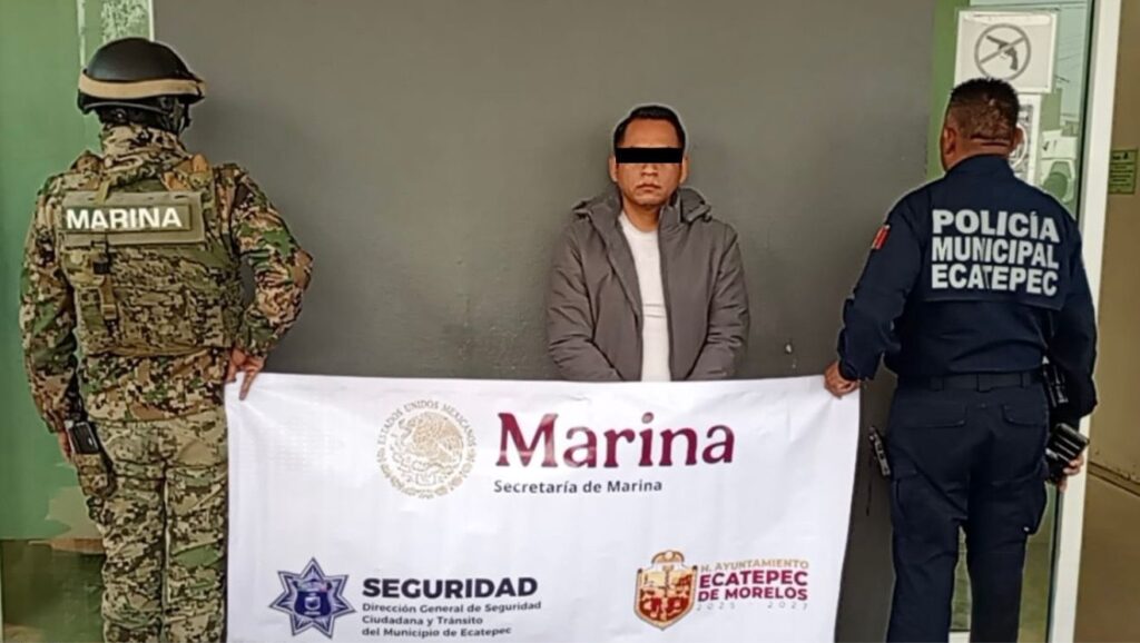 Policía de Ecatepec y Marina detienen a sujeto con 15 tarjetas bancarias en Plaza Aragón