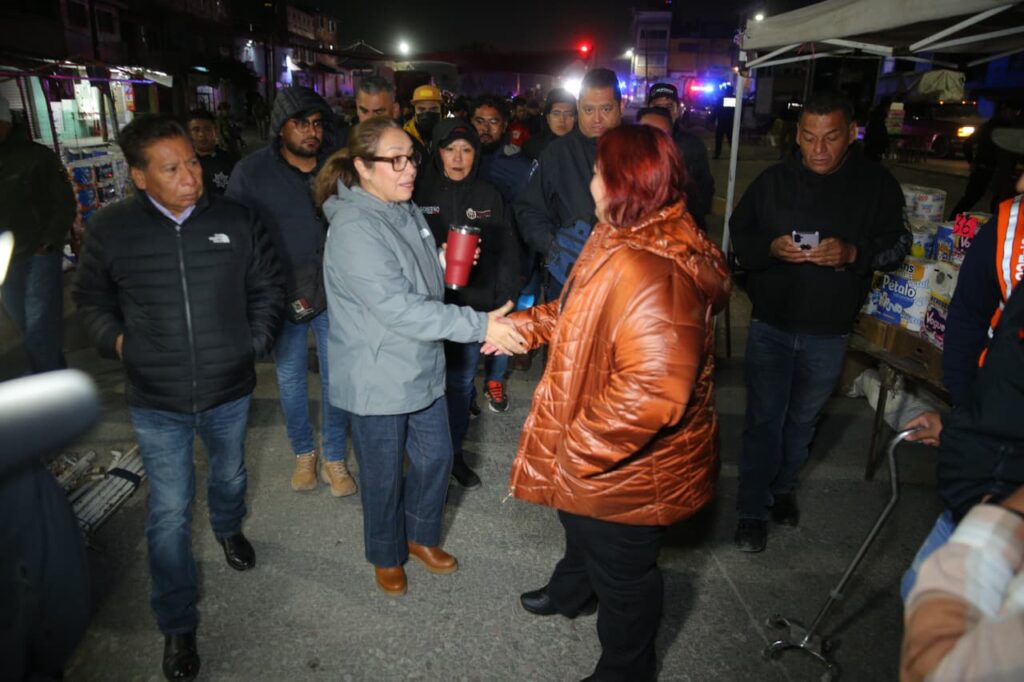 Gobierno de Ecatepec realiza operativo en tianguis de la avenida Acueducto para liberar un carril y agilizar la movilidad