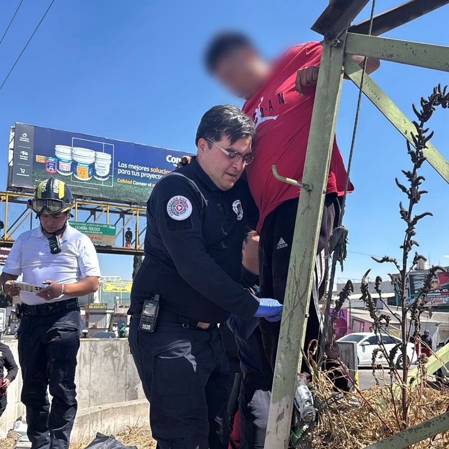 Policía de Ecatepec y paramédicos evitan suicidio de hombre