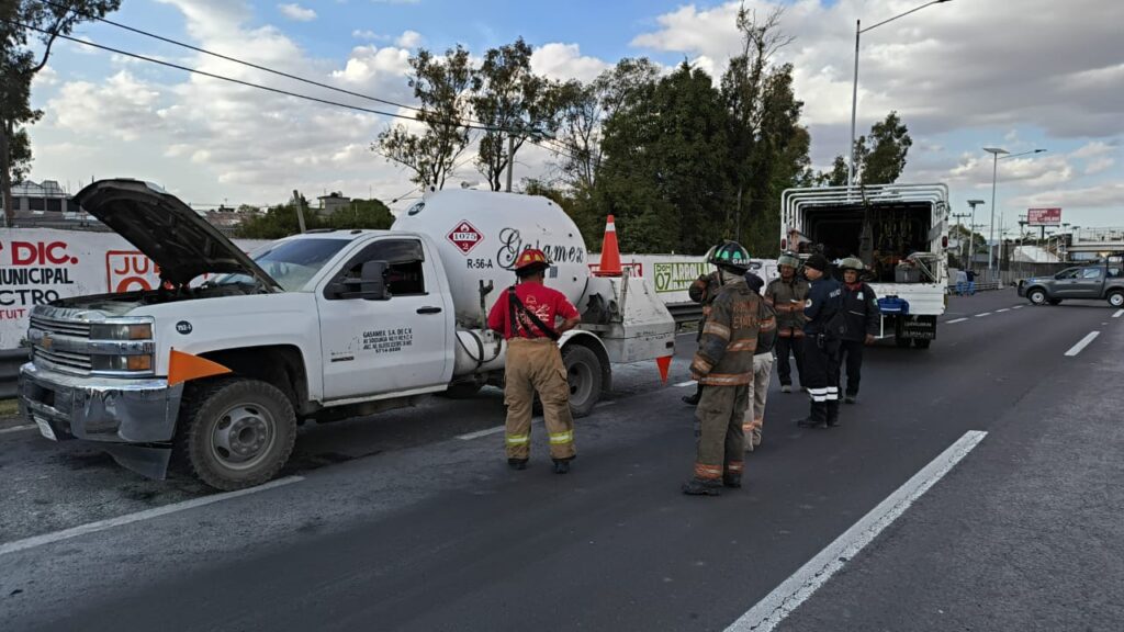 Atiende Protección Civil de Ecatepec incendio en motor de pipa que transportaba gas LP