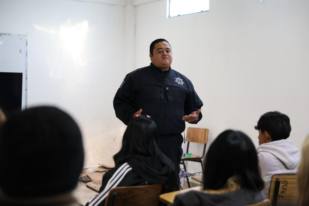 Policía de Ecatepec imparte pláticas a jóvenes sobre consecuencias de ilícitos