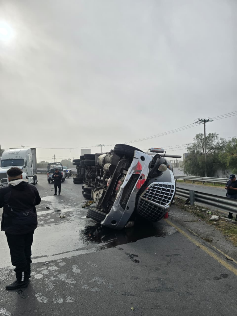 Atiende Tránsito de Ecatepec volcadura de tráiler en carretera Texcoco-Lechería