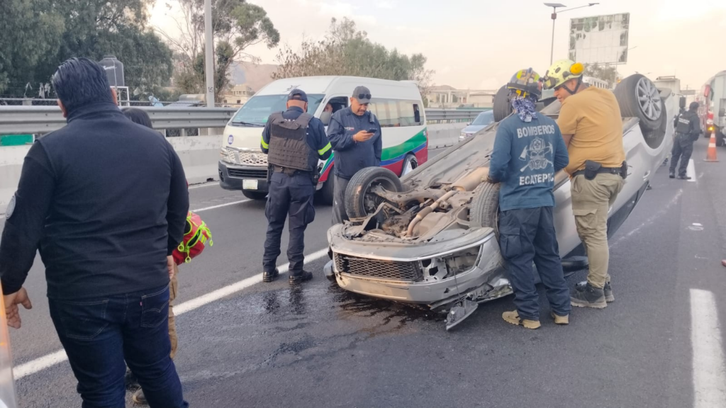 PC de Ecatepec atiende volcaduras de transporte público y auto particular