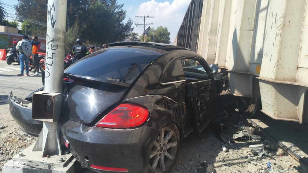 Protección Civil de Ecatepec atiende a lesionado por choque de automóvil con el ferrocarril