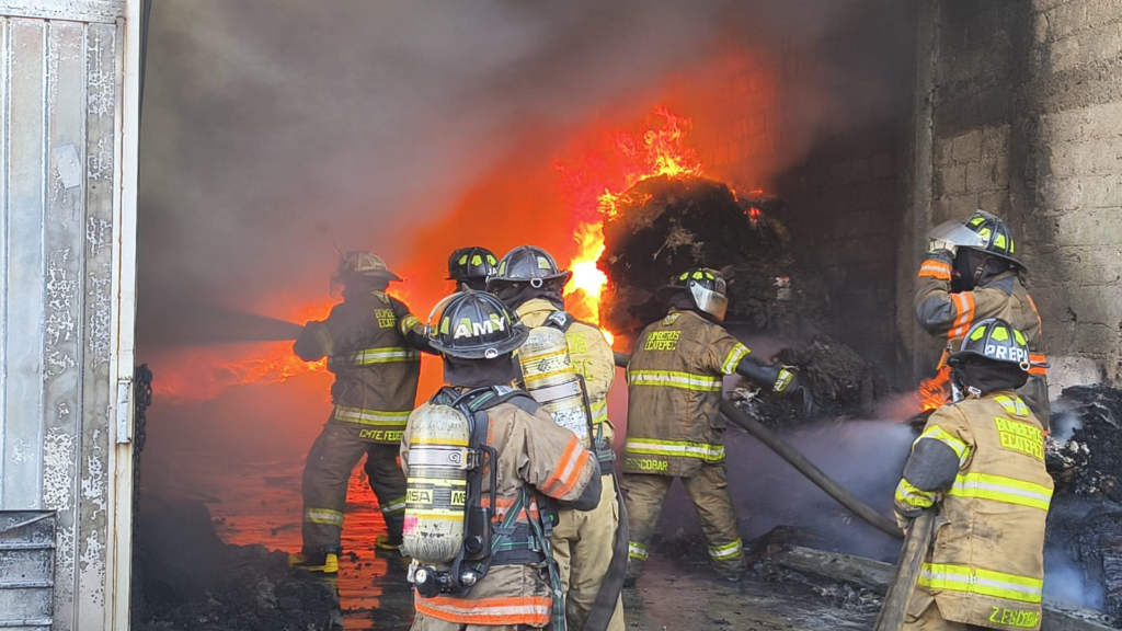 Bomberos de Ecatepec controlan incendio en bodega de cartón y borra